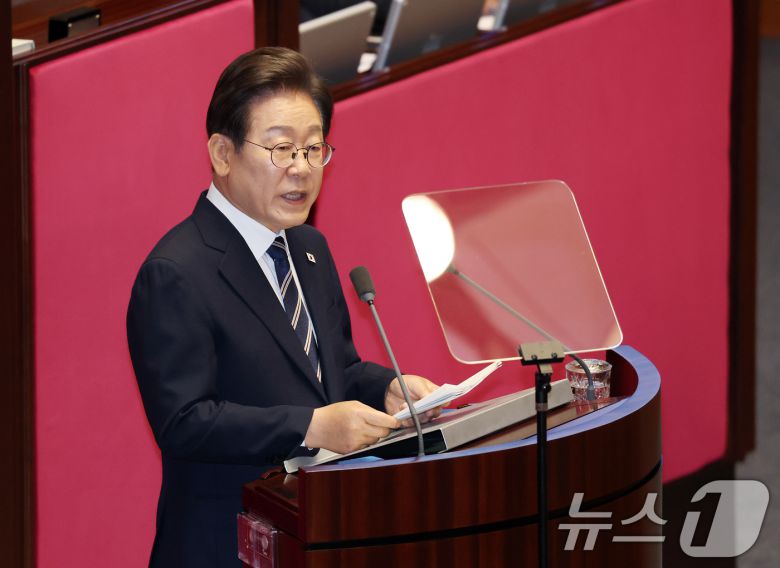 이재명 대통령이 26일 오전 서울 여의도 국회에서 열린 제426회국회(임시회) 제2차 본회의에서 2025년도 제2회 추가경정예산안에 대한 정부의 시정연설을 하고 있다. 2025.6.26/뉴스1 ⓒ News1 국회사진기자단