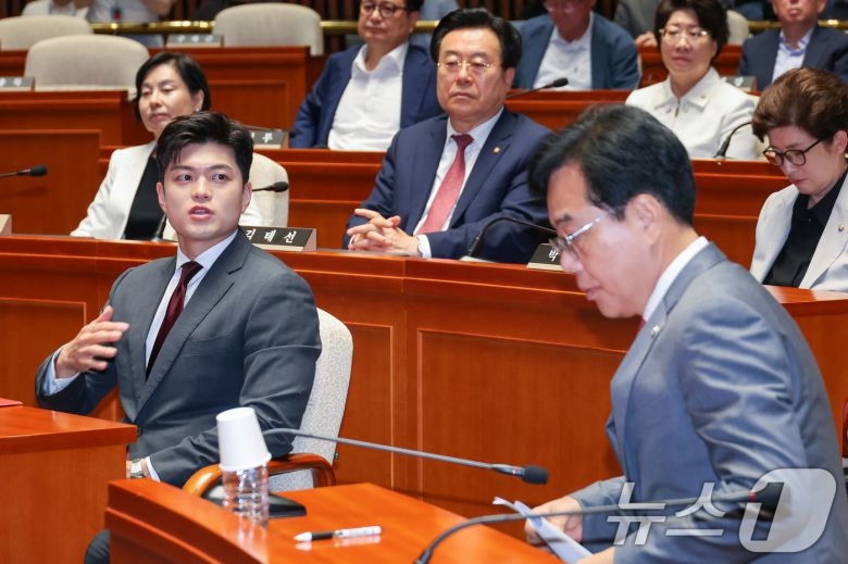 김용태 국민의힘 비상대책위원장(앞줄 왼쪽), 송언석 원내대표가 20일 오전 서울 여의도 국회에서 열린 비리백화점 이재명 정부 인사청문회 대책 긴급의원총회에서 대화하고 있다. 2025.6.20/뉴스1 ⓒ News1 안은나 기자