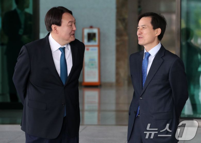 사진은 지난 2017년 10월 23일 조은석 당시 서울고검장(오른쪽)과 윤석열 서울중앙지검장이 서울고검에서 열린 국회 법사위 국정감사에 앞서 국감장에 도착하는 의원들을 기다리며 대화를 나누는 모습./뉴스1 ⓒ News1 오대일 기자