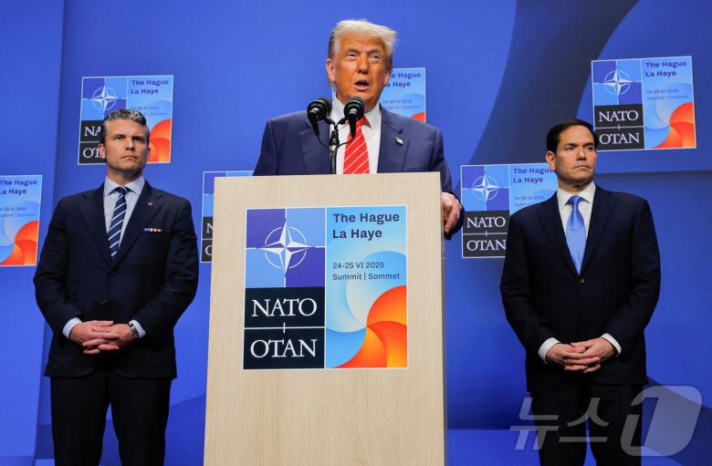 도널드 트럼프 미국 대통령이 25일(현지시간) 네덜란드 헤이그에서 열린 북대서양조약기구(NATO, 나토) 정상회의 후 피트 헤그세스 국방부 장관, 마코 루비오 국무부 장관이 참여한 가운데 기자회견을 하고 있다. 2025.06.25 ⓒ 로이터=뉴스1 ⓒ News1 류정민 특파원