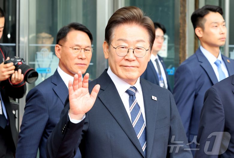 이재명 대통령이 26일 서울 여의도 국회에서 추가경정예산안 시정연설을 마친 뒤, 국회를 나서며 인사를 하고 있다. 2025.6.26/뉴스1 ⓒ News1 국회사진기자단