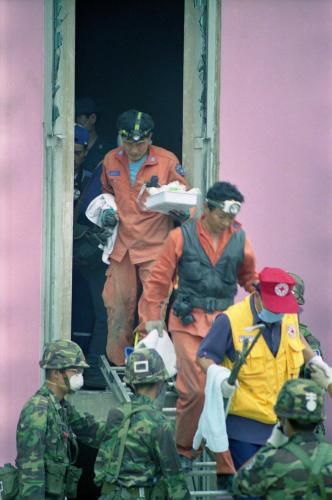 소방대원들이 먼지투성이가 되어 삼풍백화점 붕괴 현장 밖으로 빠져나오고 있다. (1995.07.02 촬영)/영상역사관 제공