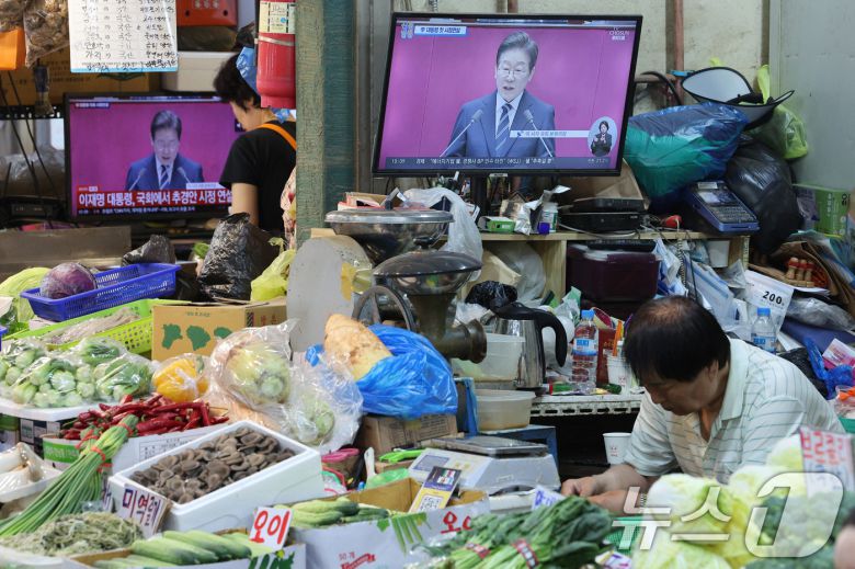 26일 오전 서울 서대문구 인왕시장에서 상인들이 이재명 대통령의 국회 추가경정예산(추경)안 관련 시정연설을 시청하고 있다. 2025.6.26/뉴스1 ⓒ News1 신웅수 기자