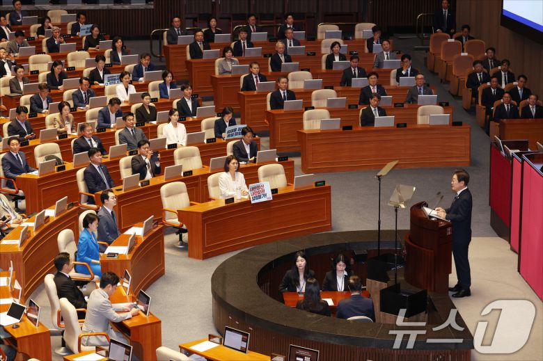 이재명 대통령이 26일 오전 서울 여의도 국회에서 열린 제426회국회(임시회) 제2차 본회의에서 2025년도 제2회 추가경정예산안에 대한 정부의 시정연설을 하고 있다. 2025.6.26/뉴스1 ⓒ News1 국회사진기자단