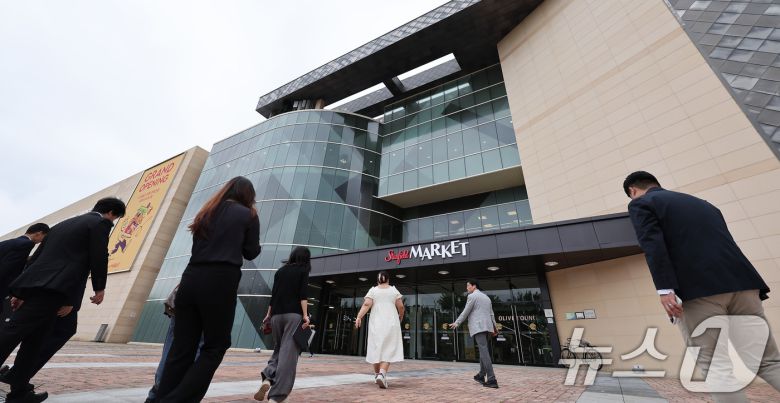 26일 경기도 고양시 일산서구 스타필드마켓 킨텍스점에 시민들이 입장하고 있다. 2025.6.26/뉴스1 ⓒ News1 김성진 기자