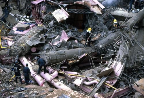 삼풍백화점이 무너진 현장에서 소방 및 구조 인력이 희생자 및 부상자를 찾고 있다.(1995.07.02 촬영)/영상역사관 제공