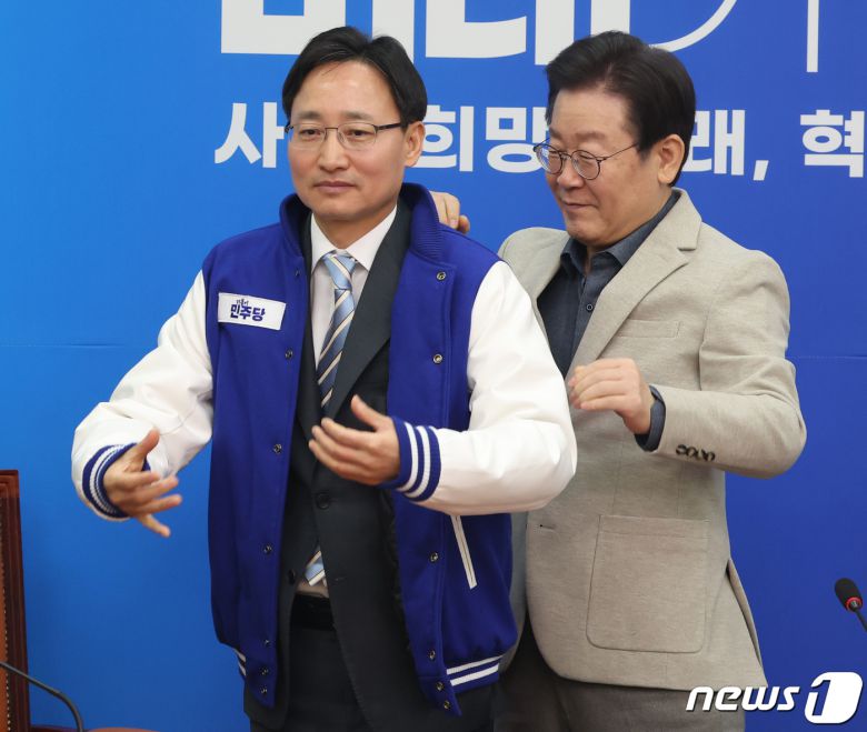 지난해 2월 더불어민주당 대표였던 이재명 대통령이 국회에서 열린 인재환영식에서 임광현 국세청장 후보자(당시 전 국세청 차장)에게 민주당 옷을 선물하고 있다. 2024.2.16/뉴스1 ⓒ News1 ,송원영 기자