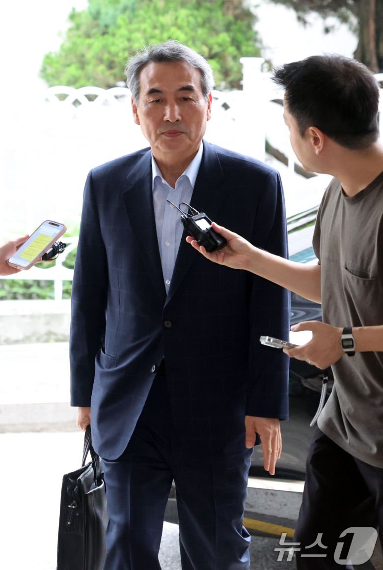 윤석열 전 대통령의 부인 김건희 여사 의혹 관련 사건 수사를 맡은 민중기 특별검사가 27일 오전 서울 서초구 사무실로 출근하며 취재진의 질의에 답변하고 있다. 2025.6.27/뉴스1 ⓒ News1 김명섭 기자