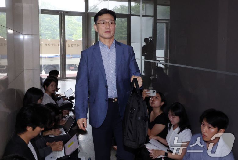 임성근 전 해병대 1사단장이 지난 26일 이명현 순직해병 특검과 면담요청을 위해 서초구 특검 사무실로 들어서고 있다. 이날 특검과의 면담은 불발 됐다. 2025.6.26/뉴스1 ⓒ News1 박세연 기자