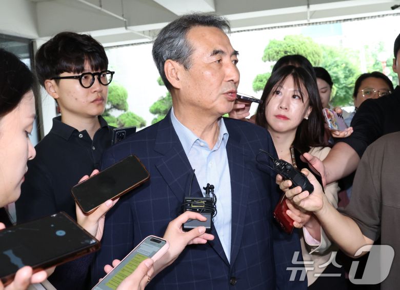 윤석열 전 대통령의 부인 김건희 여사 의혹 관련 사건 수사를 맡은 민중기 특별검사가 27일 오전 서울 서초구 사무실로 출근하며 취재진의 질의에 답변하고 있다. 2025.6.27/뉴스1 ⓒ News1 김명섭 기자