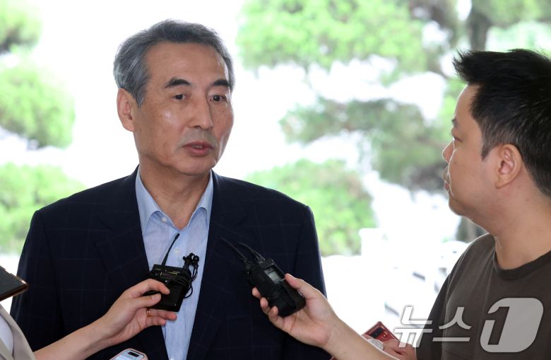 윤석열 전 대통령의 부인 김건희 여사 의혹 관련 사건 수사를 맡은 민중기 특별검사가 27일 오전 서울 서초구 사무실로 출근하며 취재진의 질의에 답변하고 있다. 2025.6.27/뉴스1 ⓒ News1 김명섭 기자