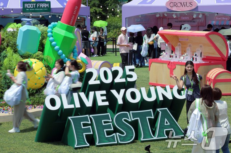 22일 서울 노들섬에서 열린 국내 최대 규모 체험형 뷰티&헬스 축제 '2025 올리브영 페스타'를 찾은 글로벌 주요 유통 플랫폼 관계자들이 즐거운 시간을 보내고 있다.2025.5.22/뉴스1 ⓒ News1 박정호 기자