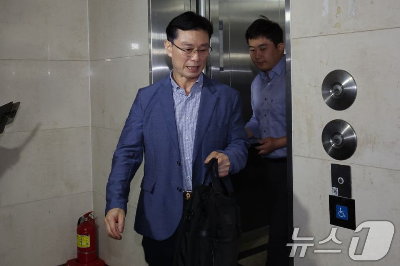 이명현 순직해병 특검과 면담요청을 위해 서초구 특검 사무실을 찾은 임성근 전 해병대 1사단장이 지난 26일 특검과 면담 불발 후 사무실을 나서고 있다. 2025.6.26/뉴스1 ⓒ News1 박세연 기자