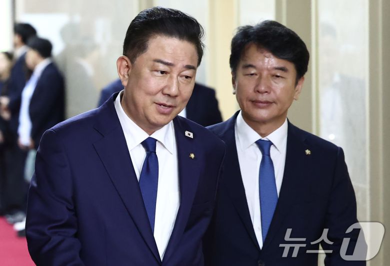 김병기 더불어민주당 대표 직무대행 겸 원내대표와 문진석 원내수석부대표가 26일 서울 여의도 국회에서 우원식 국회의장과의 원 구성 관련 회동을 마치고 이동하고 있다. 2025.6.26/뉴스1 ⓒ News1 김민지 기자