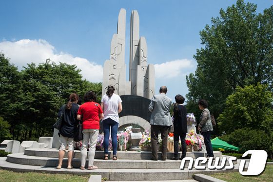 삼풍백화점 붕괴 20주기인 2015년 6월 29일 서울 양재동 양재시민의 숲에 위치한 삼풍백화점 참사 위령탑에서 열린 제20주기 삼풍백화점 참사 추모제에 참석한 유가족들이 헌화 후 눈물을 훔치고 있다. 2015.6.29/뉴스1 ⓒ News1 유승관 기자