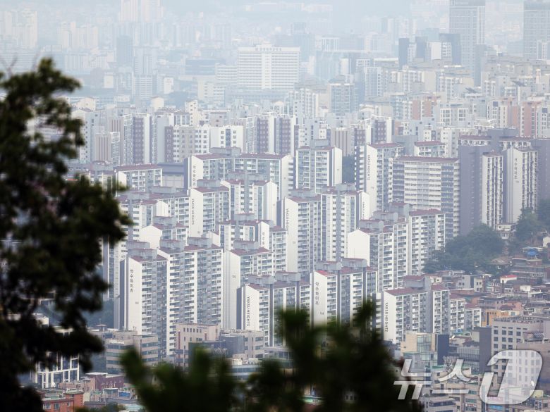 금융위원회는 27일 관계부처와 함께 '긴급 가계부채 점검회의'를 열고 오는 28일부터 수도권·규제 지역 내 주택 구입 목적의 주택담보대출(주담대) 최대한도를 6억 원으로 제한한다고 밝혔다. 또 생애최초 주담대 주택담보대출비율(LTV)을 기존 80%에서 70%로 낮추는 동시에 '실거주 요건'도 새롭게 만들었다. 사진은 이날 서울시내 아파트의 모습. 2025.6.27/뉴스1 ⓒ News1 황기선 기자