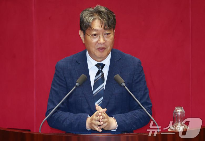 국회 법제사법위원장에 당선된 이춘석 더불어민주당 의원이 27일 오후 서울 여의도 국회에서 열린 본회의에서 당선 인사말을 하고 있다. 2025.6.27/뉴스1 ⓒ News1 김민지 기자