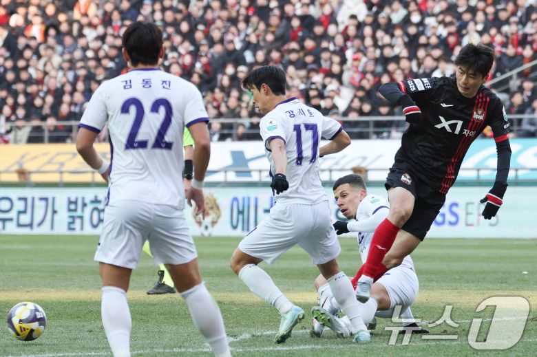 서울 소속으로 경기를 치르고 있는 기성용(오른쪽) 2025.2.22/뉴스1 ⓒ News1 신웅수 기자