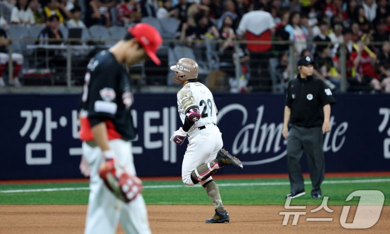 24일 오후 서울 구로구 고척스카이돔에서 열린 프로야구 '2025 신한 SOL뱅크 KBO 리그' KIA와 키움의 경기, 6회말 1사 주자 1,2루 임지열이 3점 홈런을 치고 베이스를 돌고 있다. 2025.6.24/뉴스1 ⓒ News1 이승배 기자