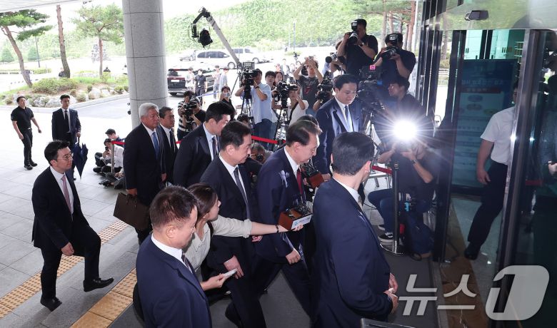 윤석열 전 대통령이 28일 오전 서울 서초구 서울고검 청사에 마련된 내란특검에 피의자 신분으로 첫 출석하고 있다. 2025.6.28/뉴스1 ⓒ News1 김성진 기자
