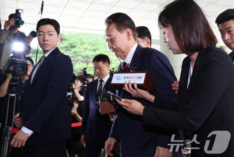 윤석열 전 대통령이 28일 오전 대면 조사를 받기 위해 서울 서초구 서울고검에 마련된 내란특검 사무실로 출석하고 있다. (공동취재) 2025.6.28/뉴스1 ⓒ News1 김성진 기자
