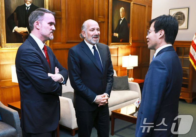 여한구 산업통상자원부 통상교섭본부장이 지난 23일(현지시간) 미국 워싱턴 D.C 상무부 회의실에서 하워드 러트닉 미국 상무부 장관과 제이미슨 그리어 미국 무역대표부 대표와 면담을 나누고 있다. (산업통상자원부 제공. 재판매 및 DB 금지) 2025.6.24/뉴스1