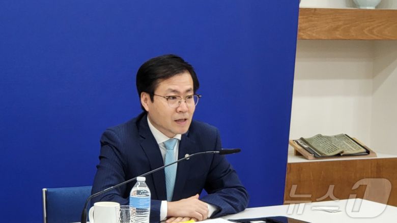 여한구 산업통상자원부 통상교섭본부장이 27일(현지시간) 워싱턴DC 주미대사관에서 한국 특파원단괴 기자간담회를 하고 있다. 지난 22일 입국한 여 본부장은 이날까지 하워드 러트닉 상무장관 제이미슨 그리어 미 무역대표부(USTR) 대표, 더그 버검 내무장관 겸 국가에너지 위원회 위원장 등 미국 도널드 트럼프 대통령 행정부 인사와 마이크 존슨 하원의장, 제이슨 스미스 하원 세입위원장, 토드 영 상원의원 등 의회 주요 인사와 만나 관세를 포함한 주요 통상현안에 대해 논의했다고 밝혔다. 2025.06.27 ⓒ News1 류정민 특파원