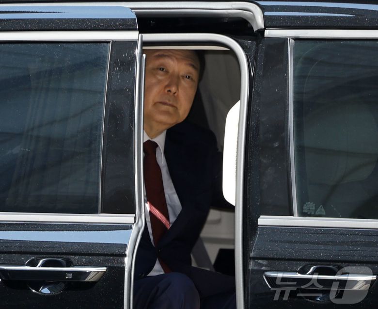 윤석열 전 대통령이 23일 오전 서울 서초구 서울중앙지방법원에서 내란 우두머리 혐의 사건 8차 공판에 출석하고 있다. 2025.6.23/뉴스1 ⓒ News1 사진공동취재단