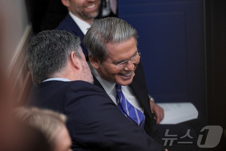 스콧 베선트 미 재무장관이 27일(현지시간) 워싱턴DC 백악관 언론 브리핑룸에서 열린 도널드 트럼프 미국 대통령의 기자회견 중 데이브 워링턴 백악관 법률고문과 이야기하고 있다. 2025.06.27 ⓒ 로이터=뉴스1 ⓒ News1 류정민 특파원