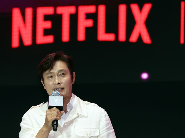 배우 이병헌이 28일 오후 서울광장에서 열린 오징어게임 시즌3 글로벌 피날레 무대인사에서 발언을 하고 있다. 2025.6.28/뉴스1 ⓒ News1 황기선 기자