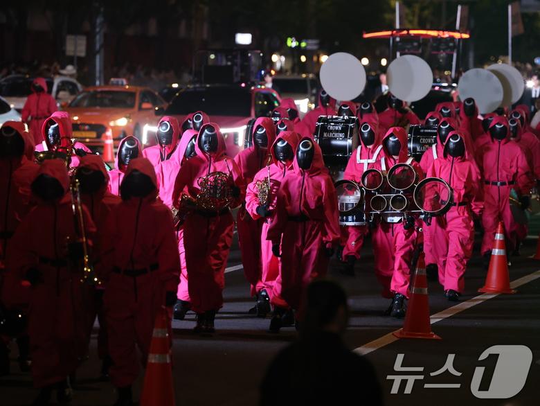 28일 오후 서울 광화문광장에서 서울광장까지 '오징어 게임 시즌3 글로벌 피날레 퍼레이드'가 진행되고 있다. 2025.6.28/뉴스1 ⓒ News1 황기선 기자