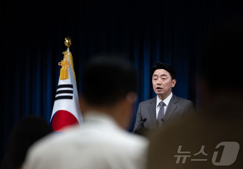 강훈식 대통령 비서실장이 29일 서울 용산구 대통령실 청사에서 기획재정부·교육부·산업통상자원부·법무부·행정안전부·보건복지부 등 6개 부처 장관 인사 관련 브리핑을 하고 있다.  2025.6.29/뉴스1 ⓒ News1 이재명 기자