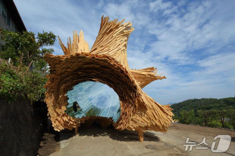 이부키섬에 자리한 타카시 쿠리바야시의 이부키 나무(Keizo Kioku 제공)