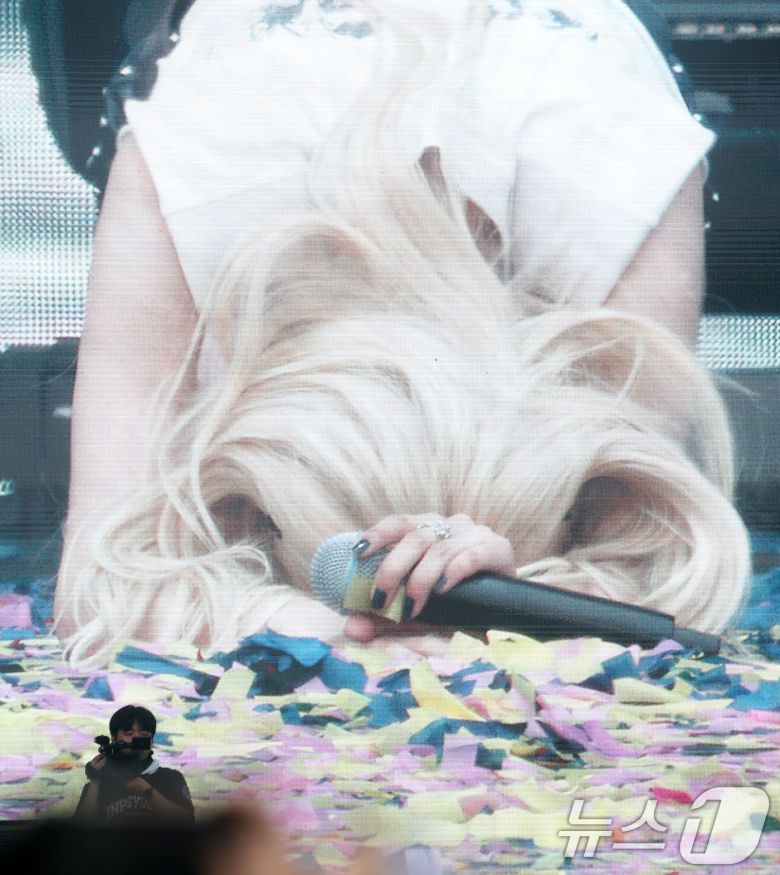 블랙핑크 로제가 28일 오후 인천 서구 인천아시아드 주경기장에서 열린 '싸이 흠뻑쇼 SUMMER SWAG 2025 - 인천'에 특별 게스트로 출연해 큰 절을 하고 있다. ⓒ News1 권현진 기자