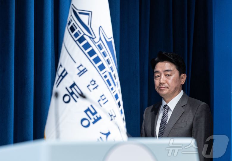 강훈식 대통령 비서실장이 29일 서울 용산구 대통령실 청사에서 수석비서관 등 인선 관련 브리핑을 하기 위해 입장하고 있다. 2025.6.29/뉴스1 ⓒ News1 이재명 기자