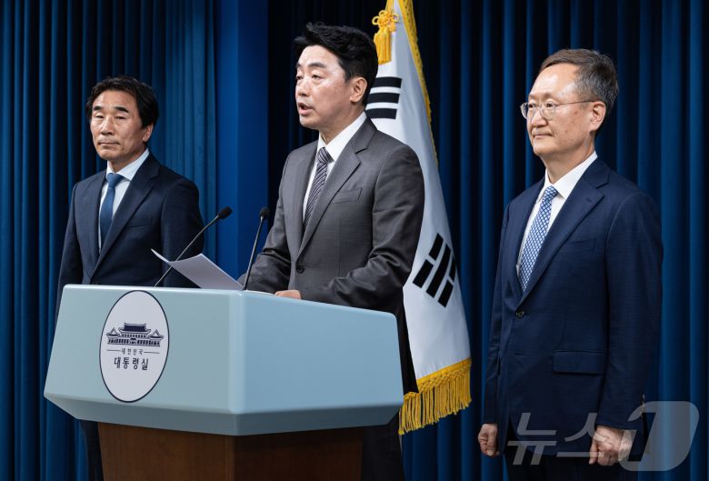 강훈식 대통령 비서실장이 29일 서울 용산구 대통령실 청사에서 수석비서관 인선 관련 브리핑을 하고 있다. 사진 왼쪽부터 대통령실 경청통합수석에 임명된 전성환, 강훈식 비서실장, 민정수석으로 임명된 봉욱 김앤장 법률사무소 변호사. 2025.6.29/뉴스1 ⓒ News1 이재명 기자