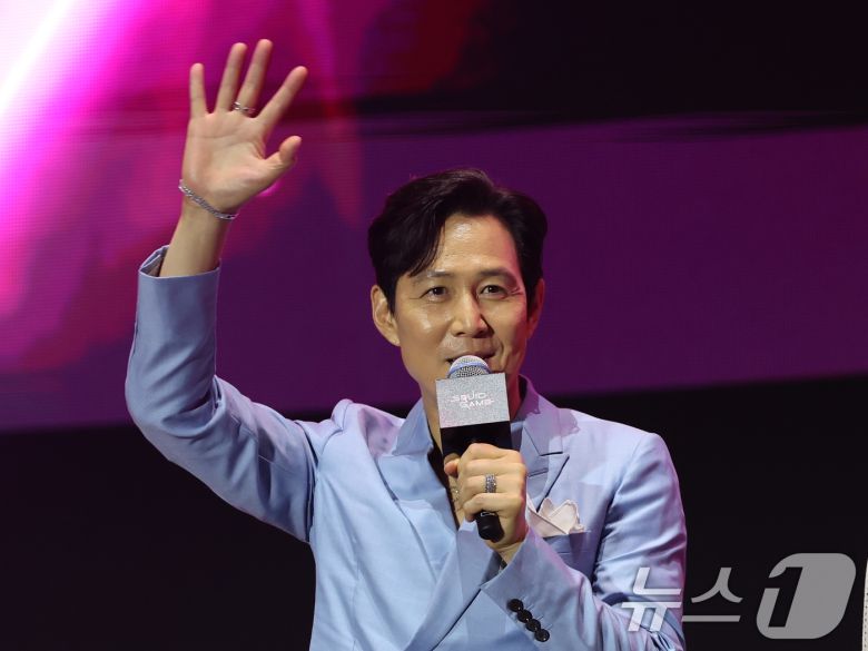 배우 이정재가 28일 오후 서울광장에서 열린 오징어 게임 시즌3 글로벌 피날레 무대인사에서 발언을 하고 있다. 2025.6.28/뉴스1 ⓒ News1 황기선 기자