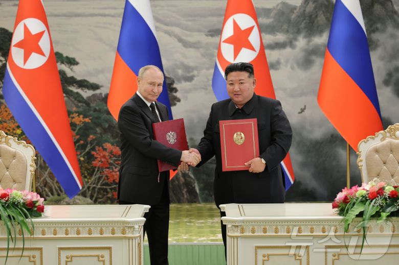 (평양 노동신문=뉴스1) = 지난해 6월 블리디미르 푸틴 러시아 대통령과 김정은 북한 노동당 총비서가 '포괄적인 전락적 동반자 관계에 관한 조약' 체결 후 기념 촬영을 하고 있다.[국내에서만 사용가능. 재배포 금지. DB 금지. For Use Only in the Republic of Korea. Redistribution Prohibited] rodongphoto@news1.kr