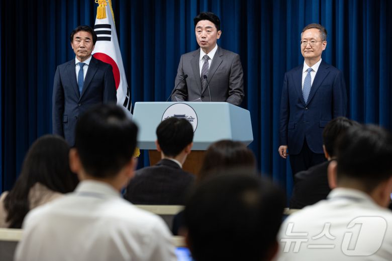 강훈식 대통령 비서실장이 29일 서울 용산구 대통령실 청사에서 수석비서관 인선 관련 브리핑을 하고 있다. 사진 왼쪽부터 대통령실 경청통합수석에 임명된 전성환, 강훈식 비서실장, 민정수석으로 임명된 봉욱 김앤장 법률사무소 변호사. 2025.6.29/뉴스1 ⓒ News1 이재명 기자