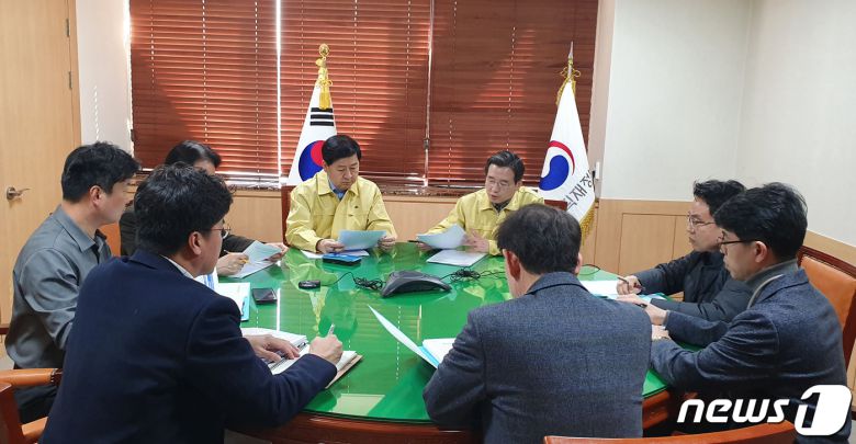 코로나19 당시였던 2020년 2월 김용범 당시 기획재정부 1차관과 구윤철 2차관이 서울 세종로 정부서울청사에서 코로나19관련 간부회의를 하고 있다. (기획재정부 제공) 2020.2.23/뉴스1