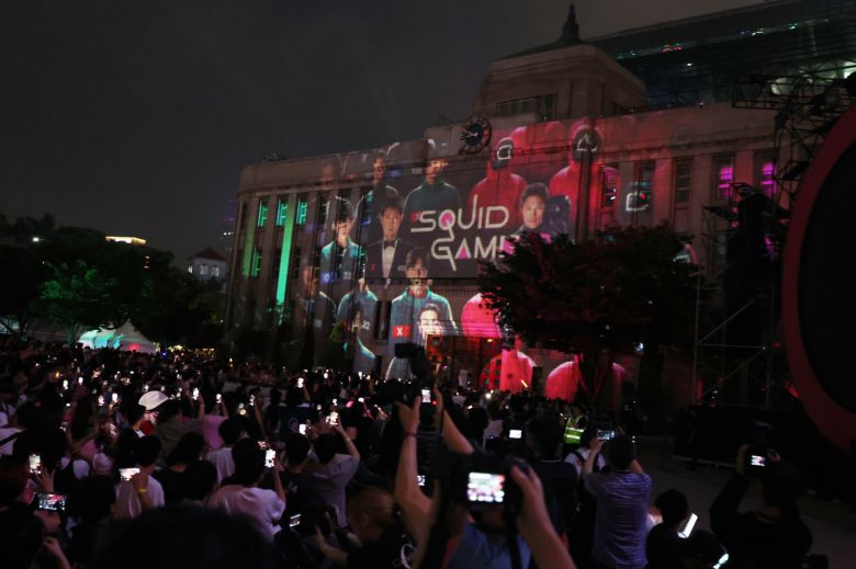 28일 오후 서울광장에서 열린 오징어게임 시즌3 글로벌 피날레 무대인사 전 서울도서관에 미디어파사드가 진행되고 있다. 2025.6.28/뉴스1 ⓒ News1 황기선 기자