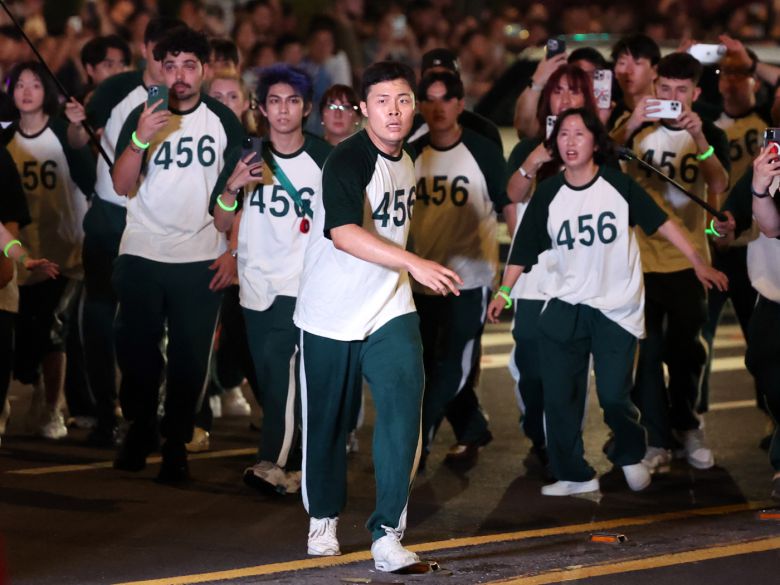 28일 오후 서울 광화문광장에서 서울광장까지 '오징어 게임 시즌3 글로벌 피날레 퍼레이드'가 진행되고 있다. 2025.6.28/뉴스1 ⓒ News1 황기선 기자
