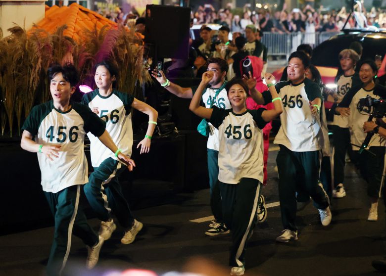 28일 오후 서울 광화문광장에서 서울광장까지 '오징어 게임 시즌3 글로벌 피날레 퍼레이드'가 진행되고 있다. 2025.6.28/뉴스1 ⓒ News1 황기선 기자