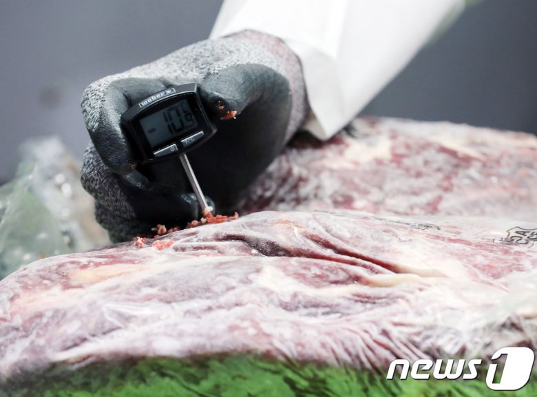 농림축산검역본부 관계자들이 냉동창고에서 미국산 쇠고기에 대한 현물검사를 하고 있다.  (사진은 기사 내용과 무관함) / 뉴스1 ⓒ News1