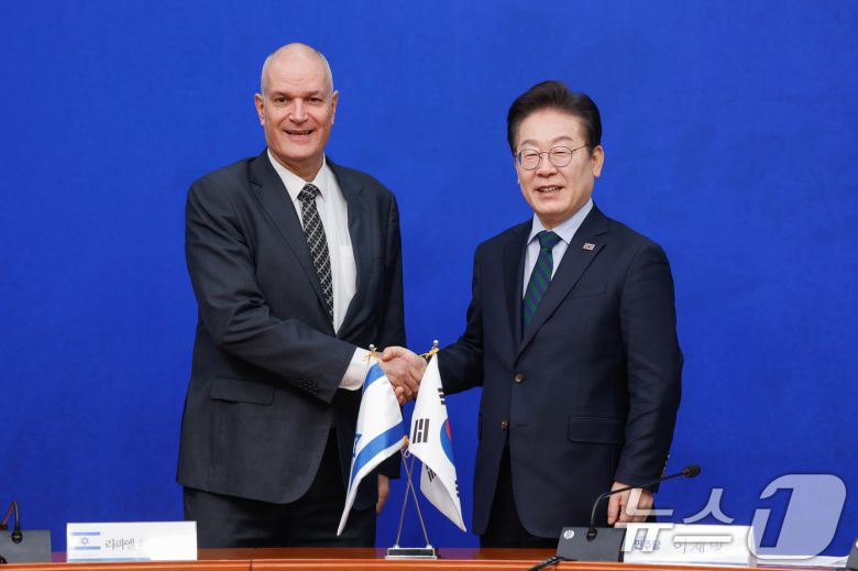 이재명 더불어민주당 대표가 13일 오전 서울 여의도 국회에서 라파엘 하르파즈(Rafael Harpaz) 주한이스라엘대사를 접견하고 있다. 2025.2.13/뉴스1 ⓒ News1 안은나 기자