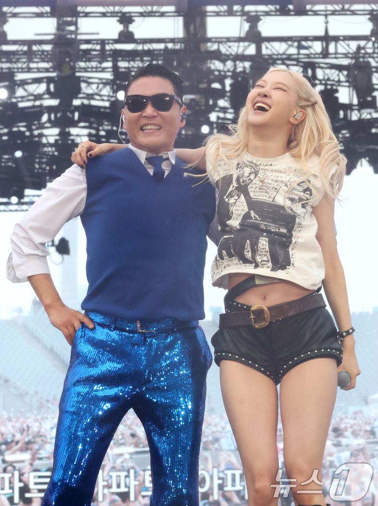 가수 싸이와 블랙핑크 로제(오른쪽)가 28일 오후 인천 서구 인천아시아드 주경기장에서 열린 '싸이 흠뻑쇼 SUMMER SWAG 2025 - 인천'에 출연해 화려한 무대를 선보이고 있다. ⓒ News1 권현진 기자