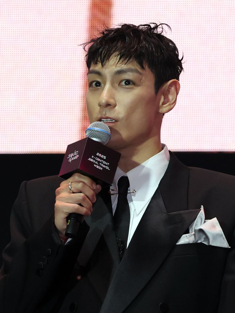 그룹 빅뱅 출신 배우 탑(최승현)이 28일 오후 서울광장에서 열린 오징어 게임 시즌3 글로벌 피날레 무대인사에서 발언을 하고 있다. 2025.6.28/뉴스1 ⓒ News1 황기선 기자