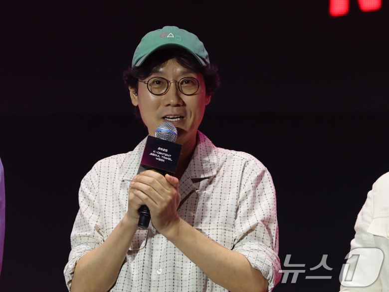 황동혁 감독이 28일 오후 서울광장에서 열린 오징어 게임 시즌3 글로벌 피날레 무대인사에서 발언을 하고 있다. 2025.6.28/뉴스1 ⓒ News1 황기선 기자