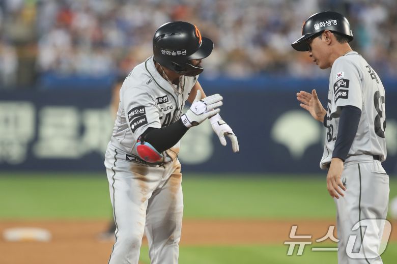 26일 오후 대구 수성구 삼성라이온즈파크에서 열린 프로야구 '2025 신한 SOL뱅크 KBO 리그' 한화 이글스와 삼성 라이온즈의 경기, 6회초 2사 1,2루 상황 한화 2번타자 리베라토가 좌익수방면 2타점 역전 적시타를 때린 뒤 3루에서 김재걸 코치와 기쁨을 나누고 있다. 2025.6.26/뉴스1 ⓒ News1 공정식 기자