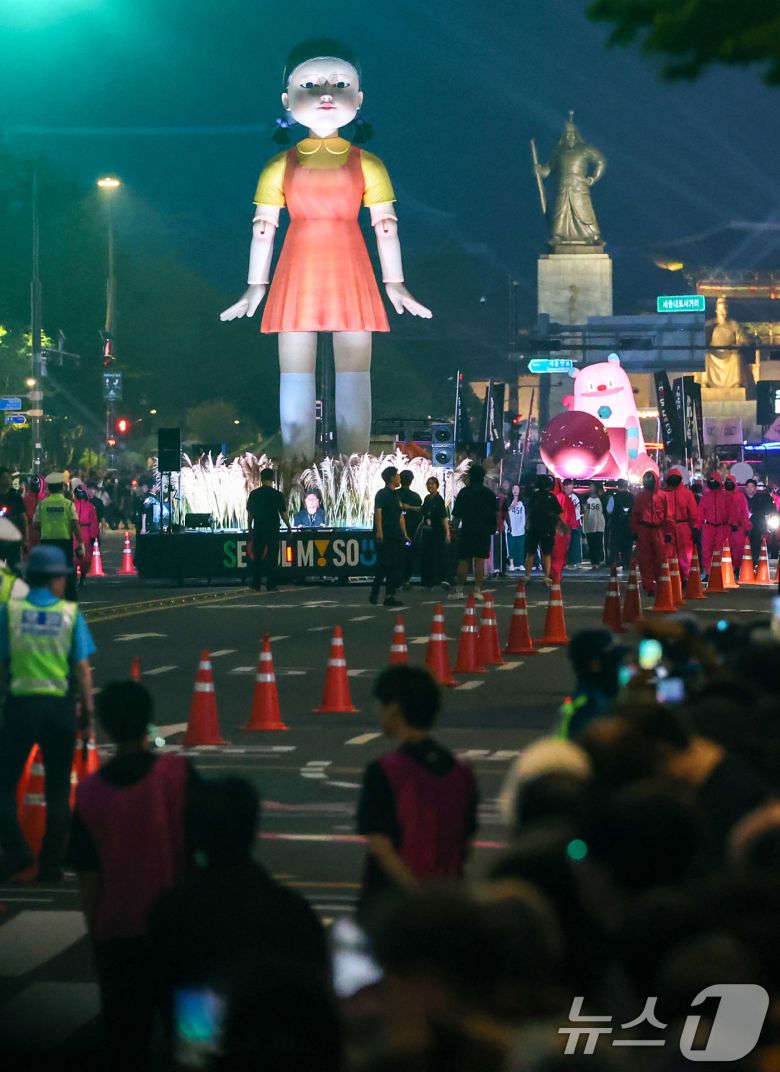 28일 오후 서울 광화문광장에서 서울광장까지 '오징어 게임 시즌3 글로벌 피날레 퍼레이드'가 진행되고 있다. 2025.6.28/뉴스1 ⓒ News1 황기선 기자